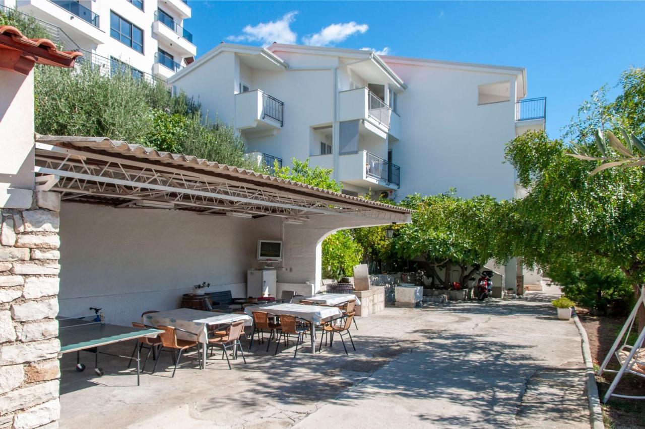 Apartments And Rooms Nikola Omiš Esterno foto