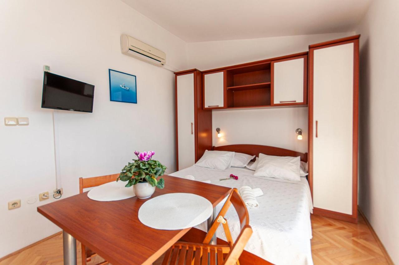 Apartments And Rooms Nikola Omiš Esterno foto