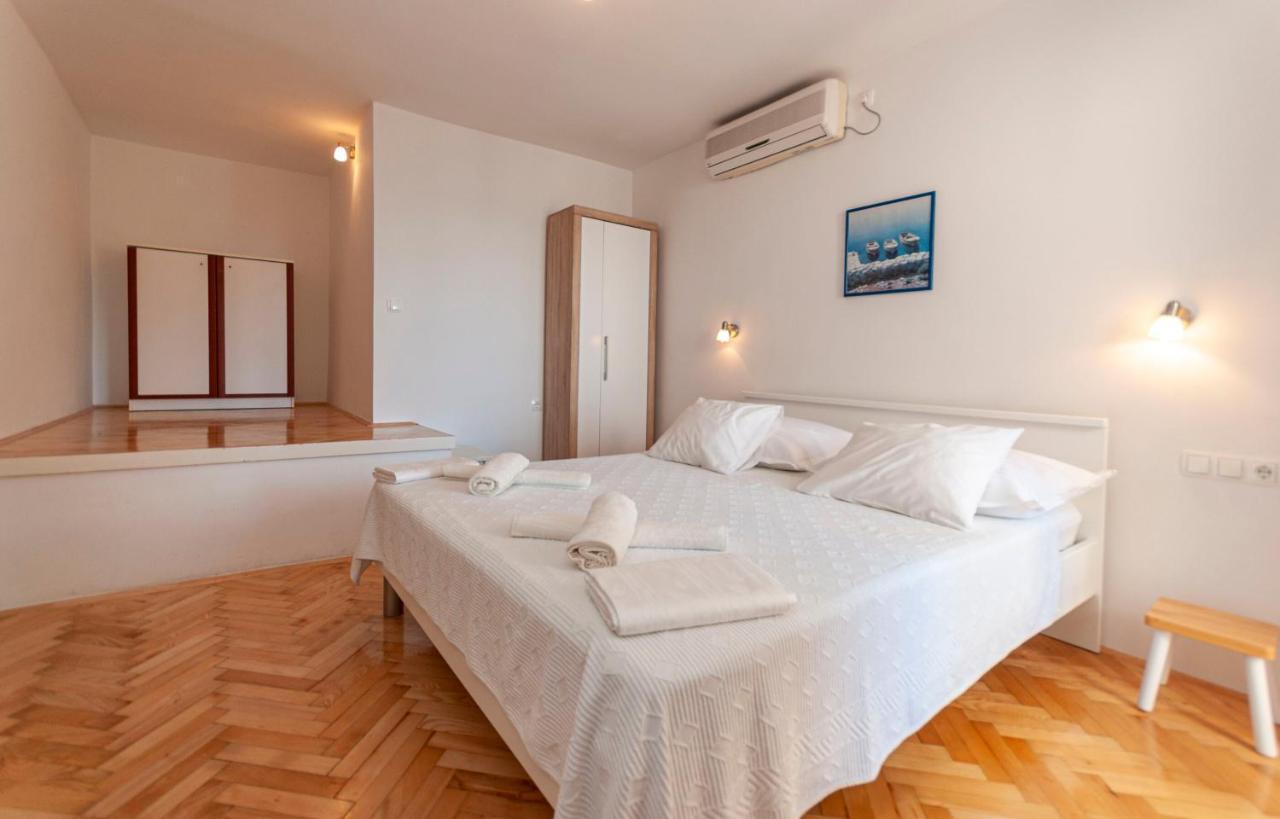 Apartments And Rooms Nikola Omiš Esterno foto