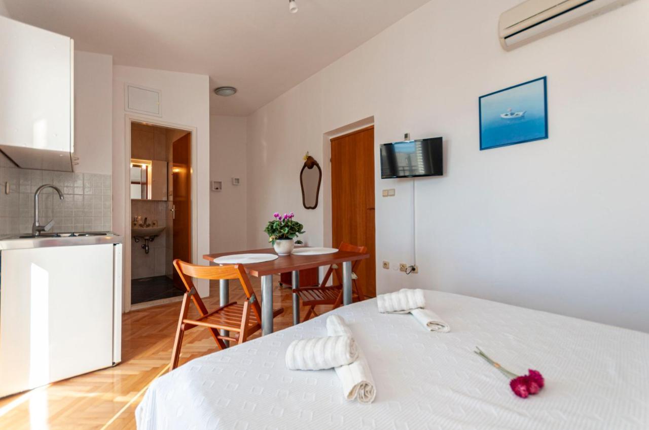Apartments And Rooms Nikola Omiš Esterno foto
