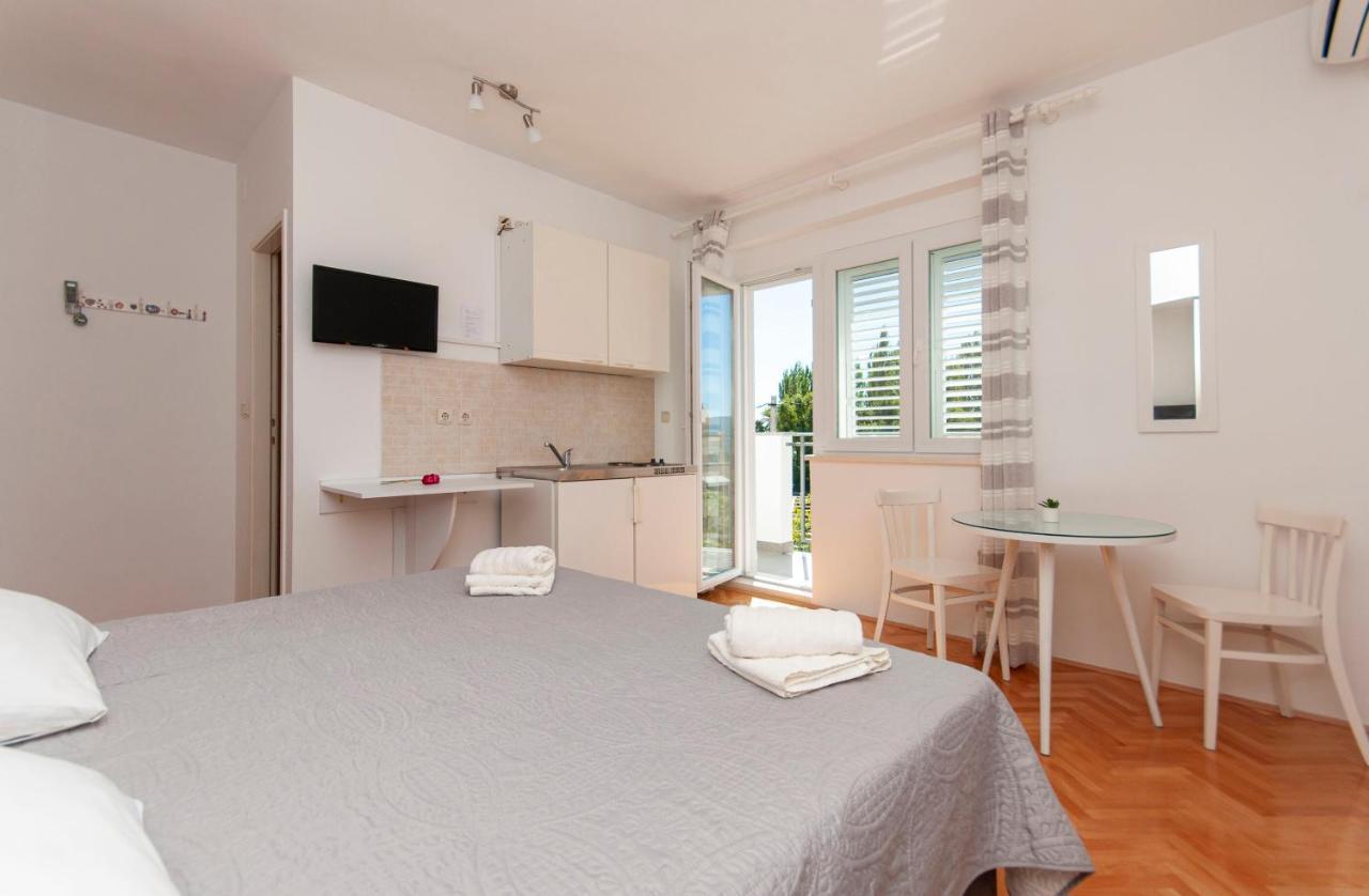 Apartments And Rooms Nikola Omiš Esterno foto