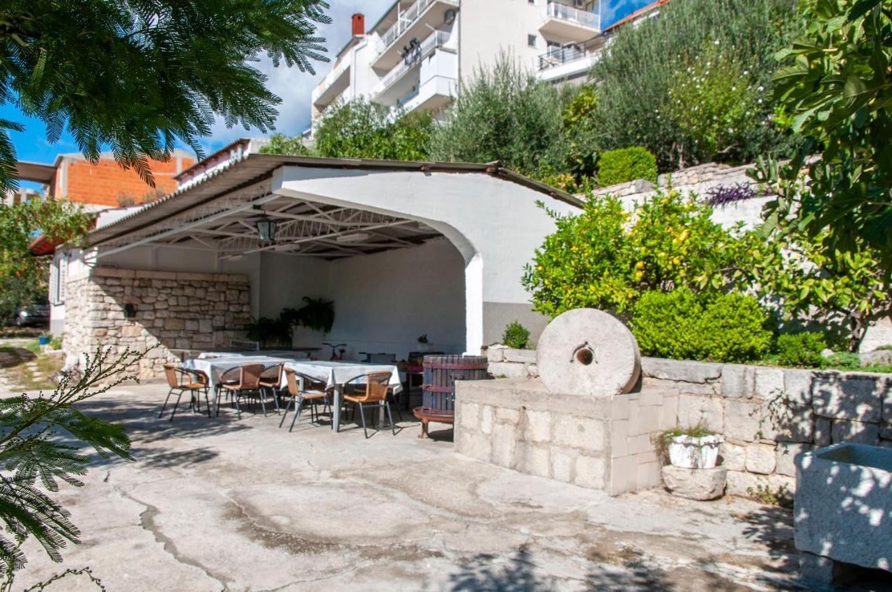 Apartments And Rooms Nikola Omiš Esterno foto