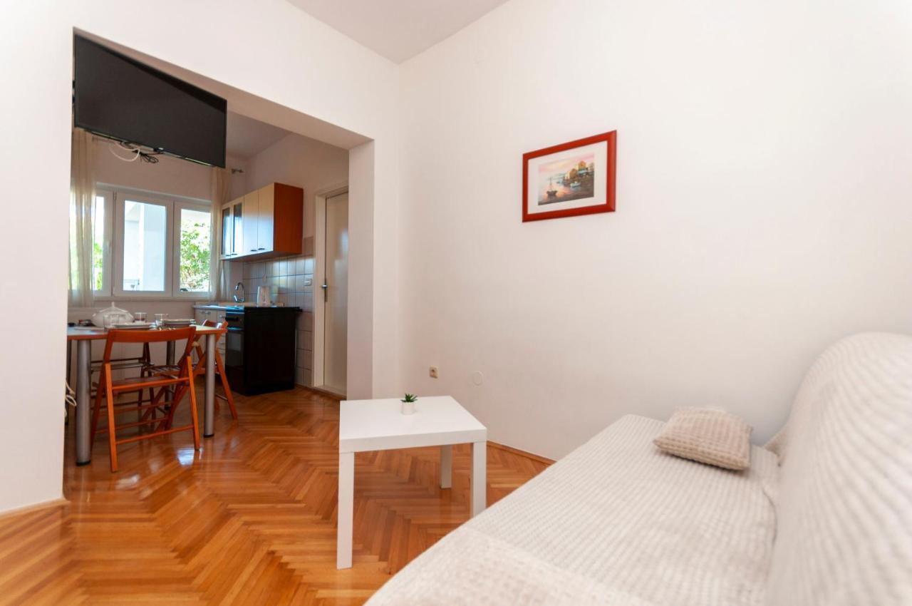 Apartments And Rooms Nikola Omiš Esterno foto