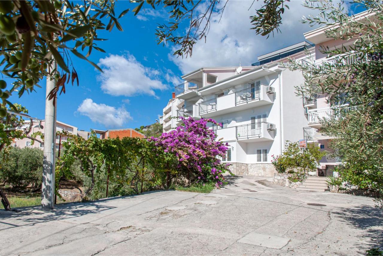 Apartments And Rooms Nikola Omiš Esterno foto
