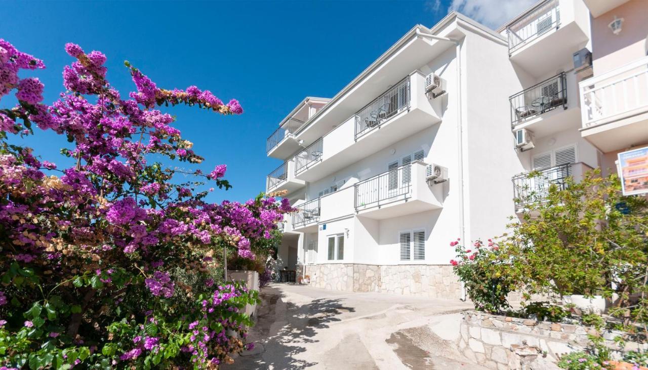 Apartments And Rooms Nikola Omiš Esterno foto