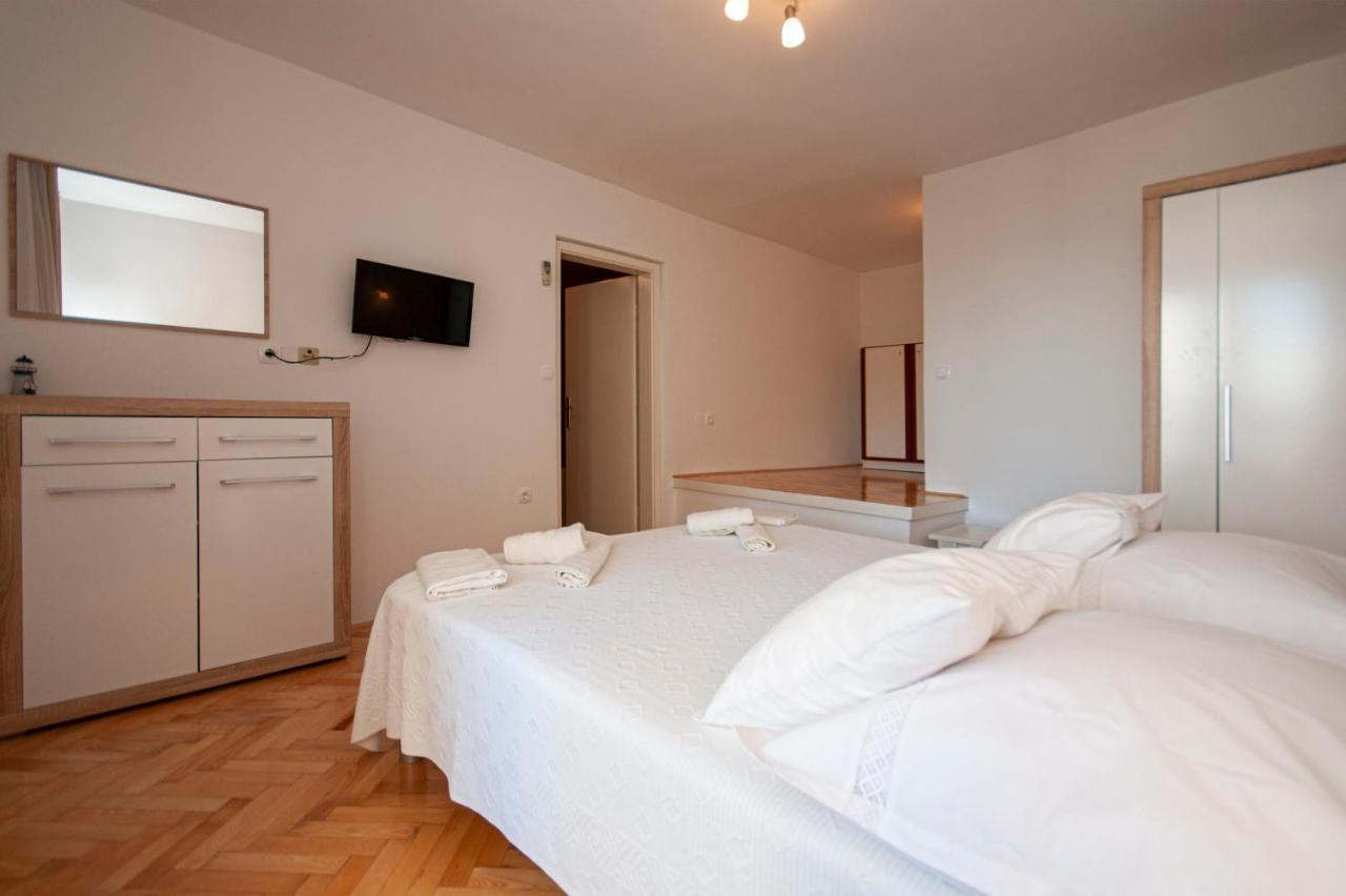 Apartments And Rooms Nikola Omiš Esterno foto