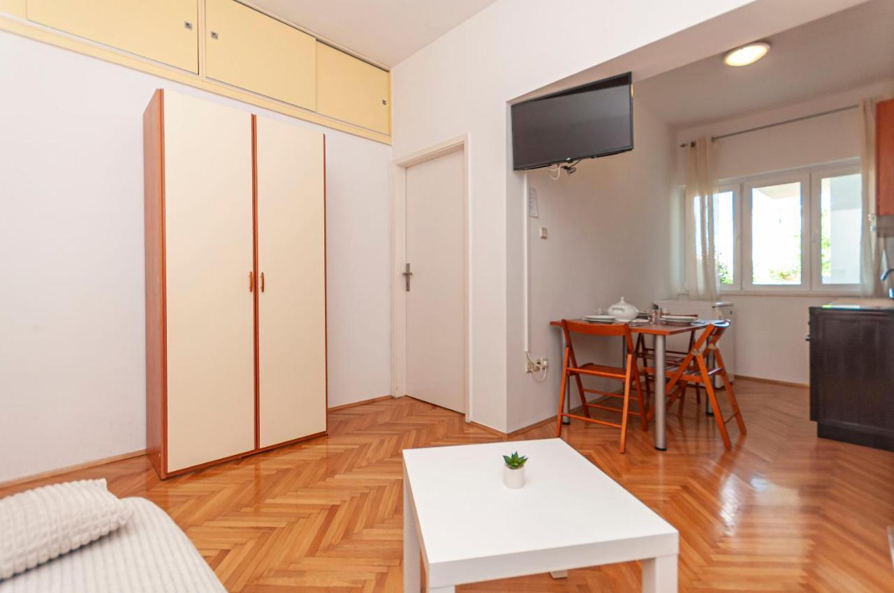 Apartments And Rooms Nikola Omiš Esterno foto