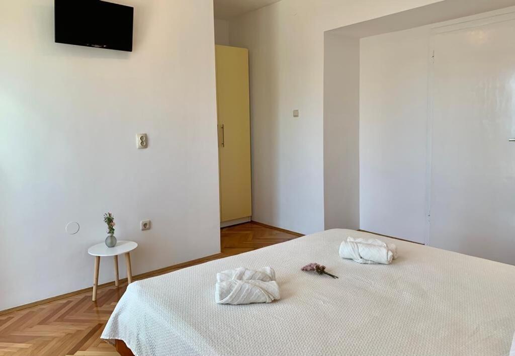 Apartments And Rooms Nikola Omiš Esterno foto